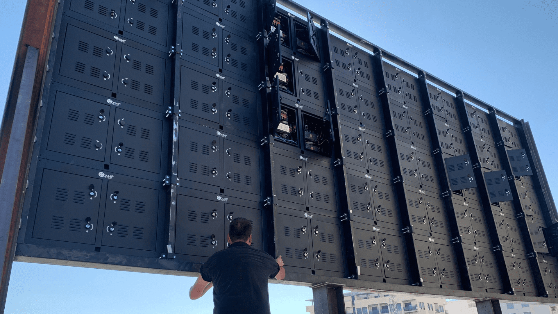 Mantenimiento técnico de servicio trasero en estructura modular de pantalla LED.