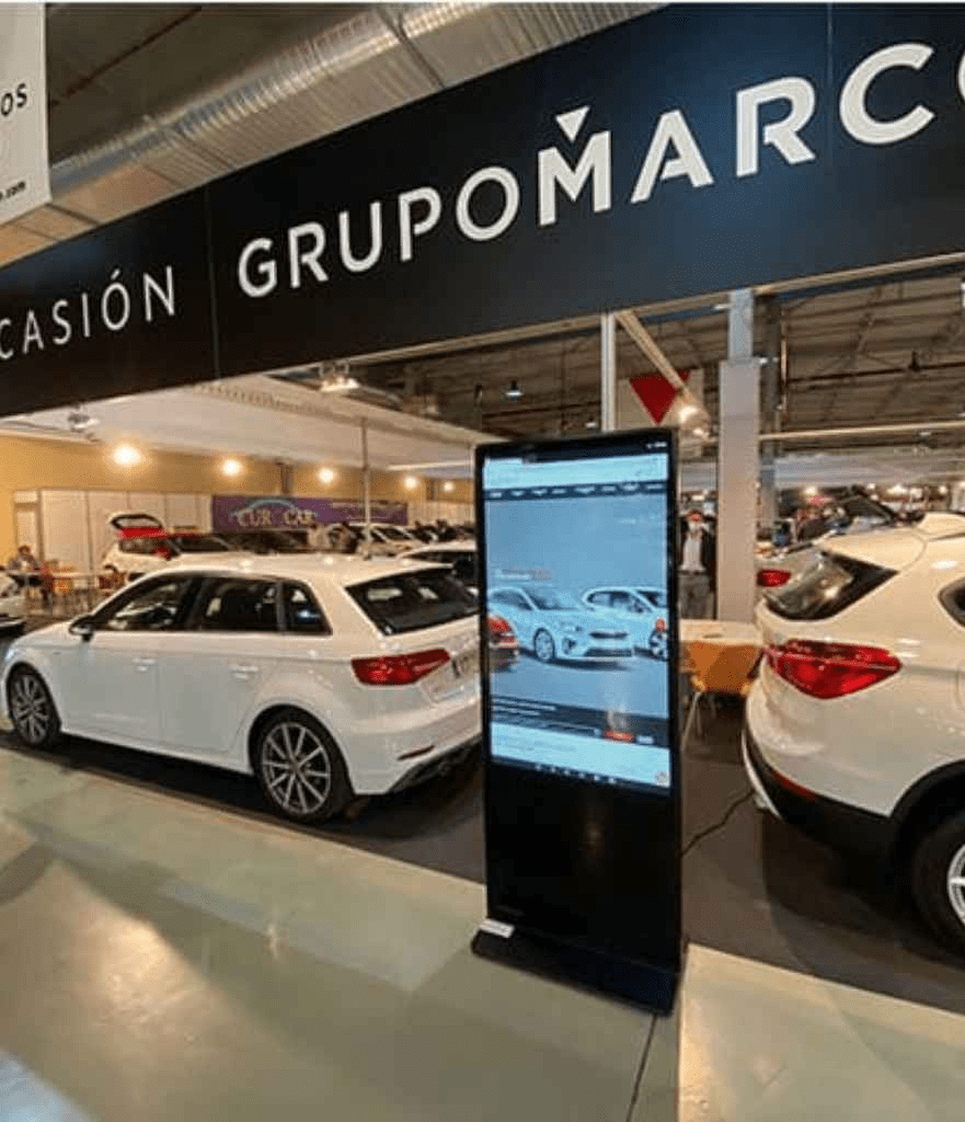 Pantalla publicitaria digital Cosmi instalada en un concesionario de coches de Grupo Marc.