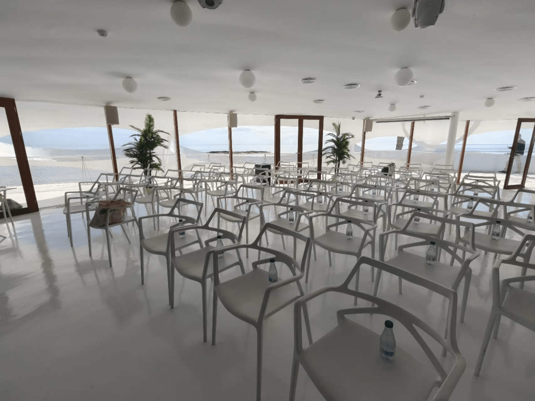 Sala con sillas blancas preparada para la cuarta convención de COSMI en La Manga.